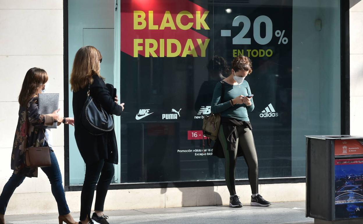 Un escaparate de una tienda de Murcia anuncia descuentos para el Black Friday.