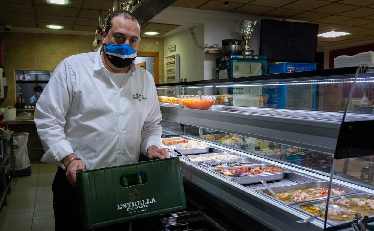 El dueño de un restaurante de Lorca prepara el local para su reapertura desde mañana. / 