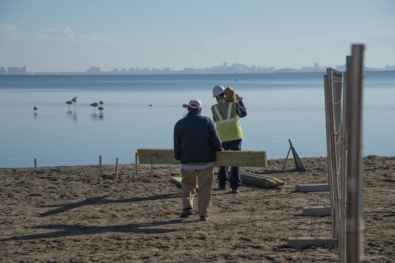 Fotos: Comienzan las obras para instalar un balneario en la playa de Los Urrutias