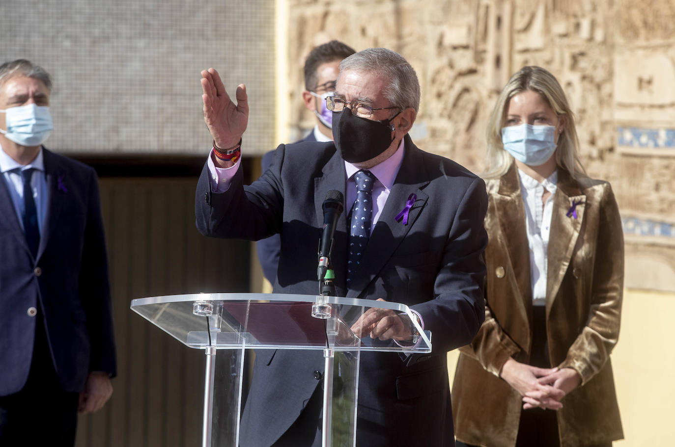 Fotos: Homenaje a las víctimas de violencia de género en la Asamblea Regional