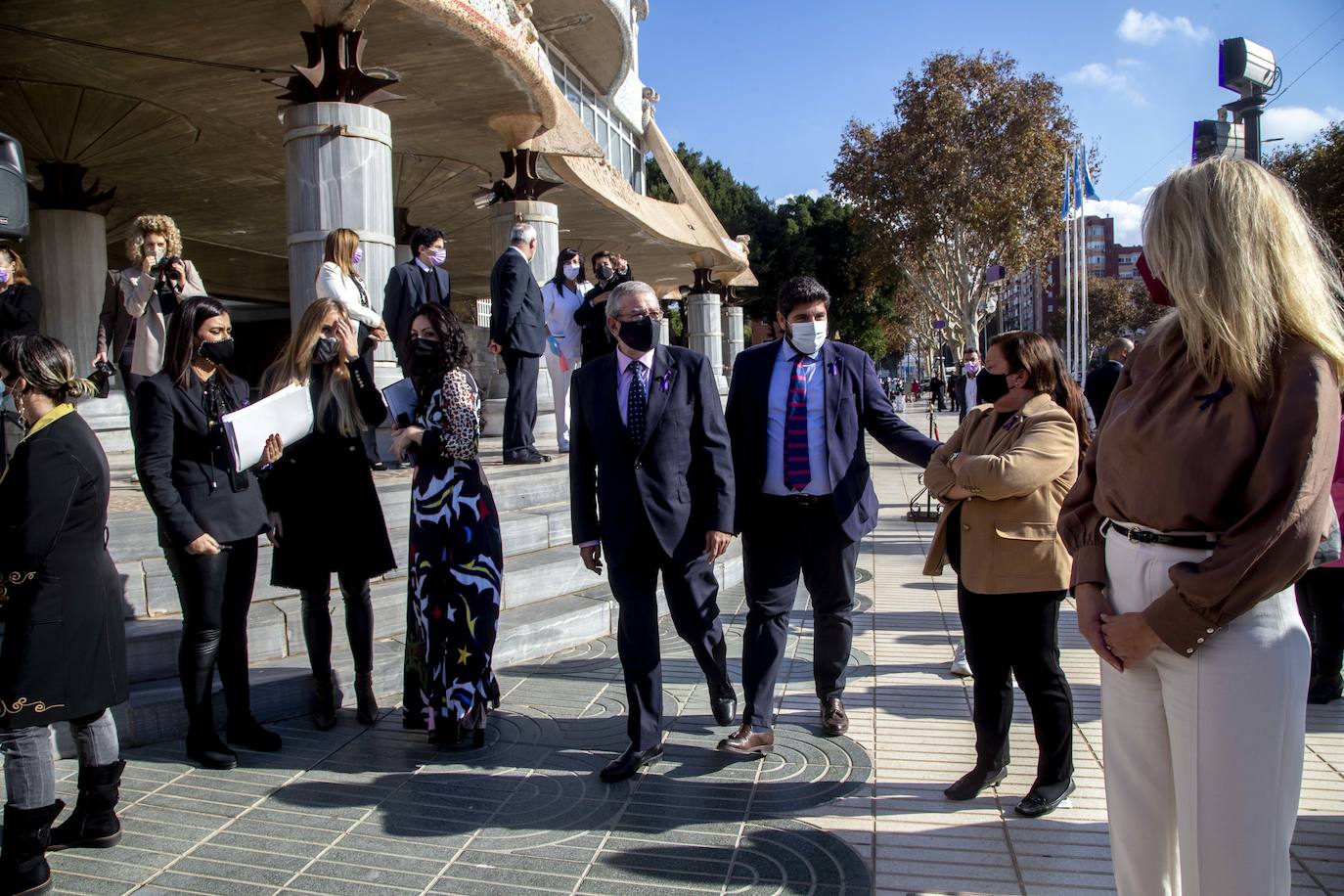 Fotos: Homenaje a las víctimas de violencia de género en la Asamblea Regional