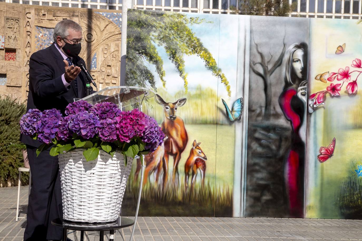 Fotos: Homenaje a las víctimas de violencia de género en la Asamblea Regional