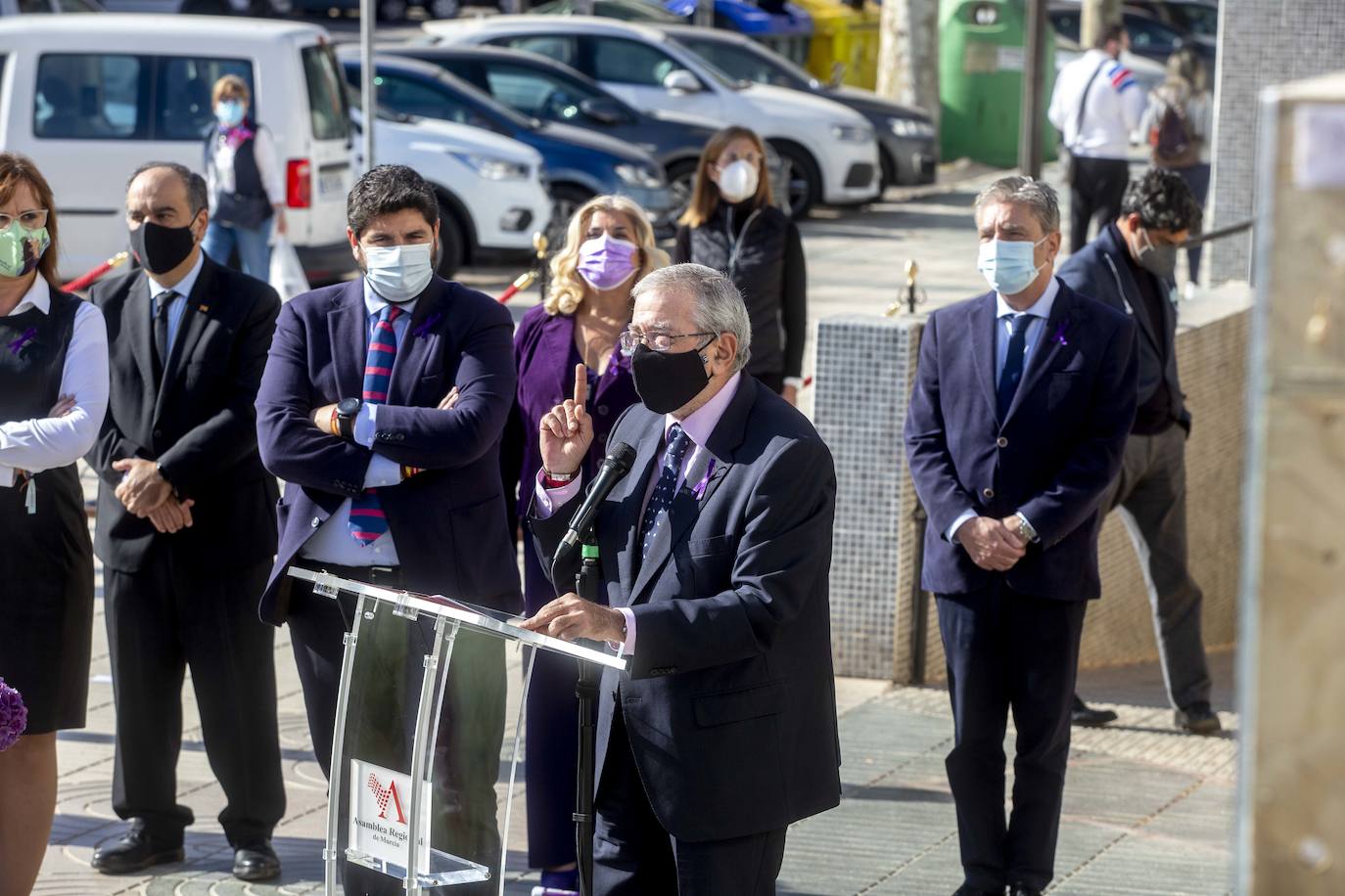 Fotos: Homenaje a las víctimas de violencia de género en la Asamblea Regional
