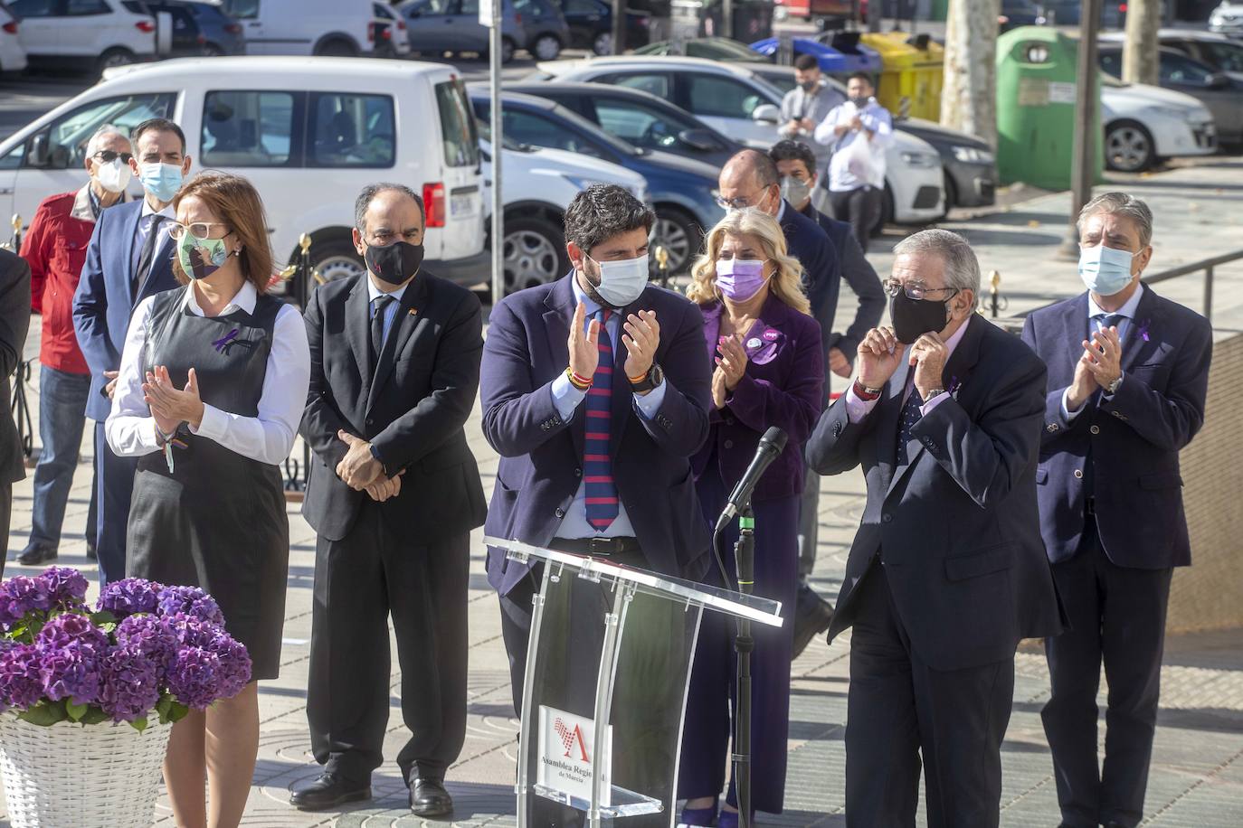 Fotos: Homenaje a las víctimas de violencia de género en la Asamblea Regional