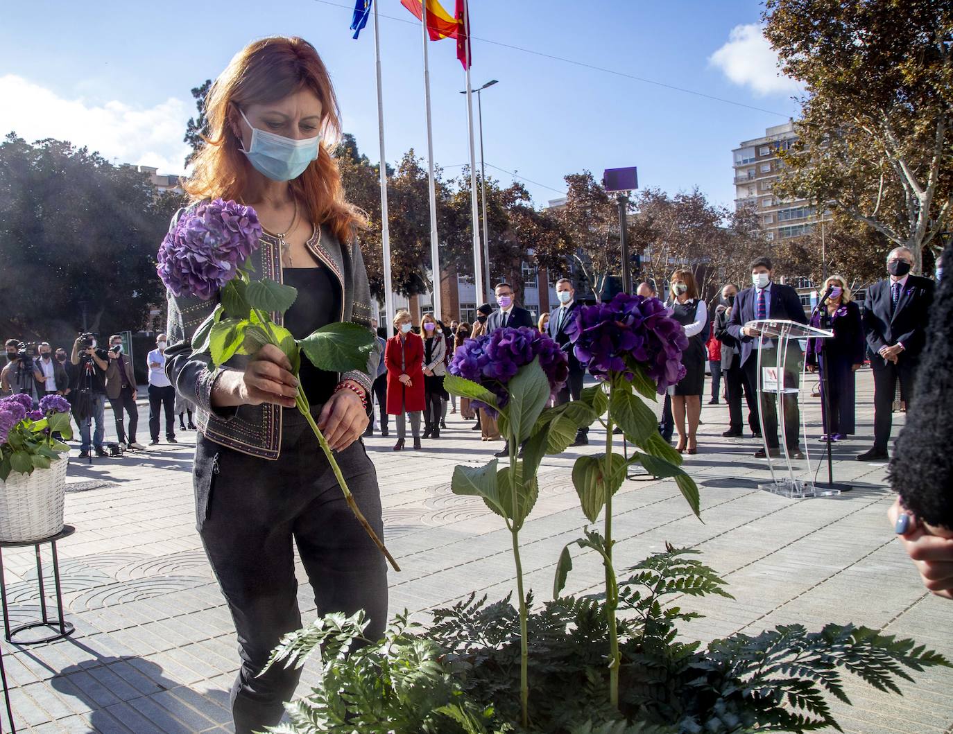 Fotos: Homenaje a las víctimas de violencia de género en la Asamblea Regional