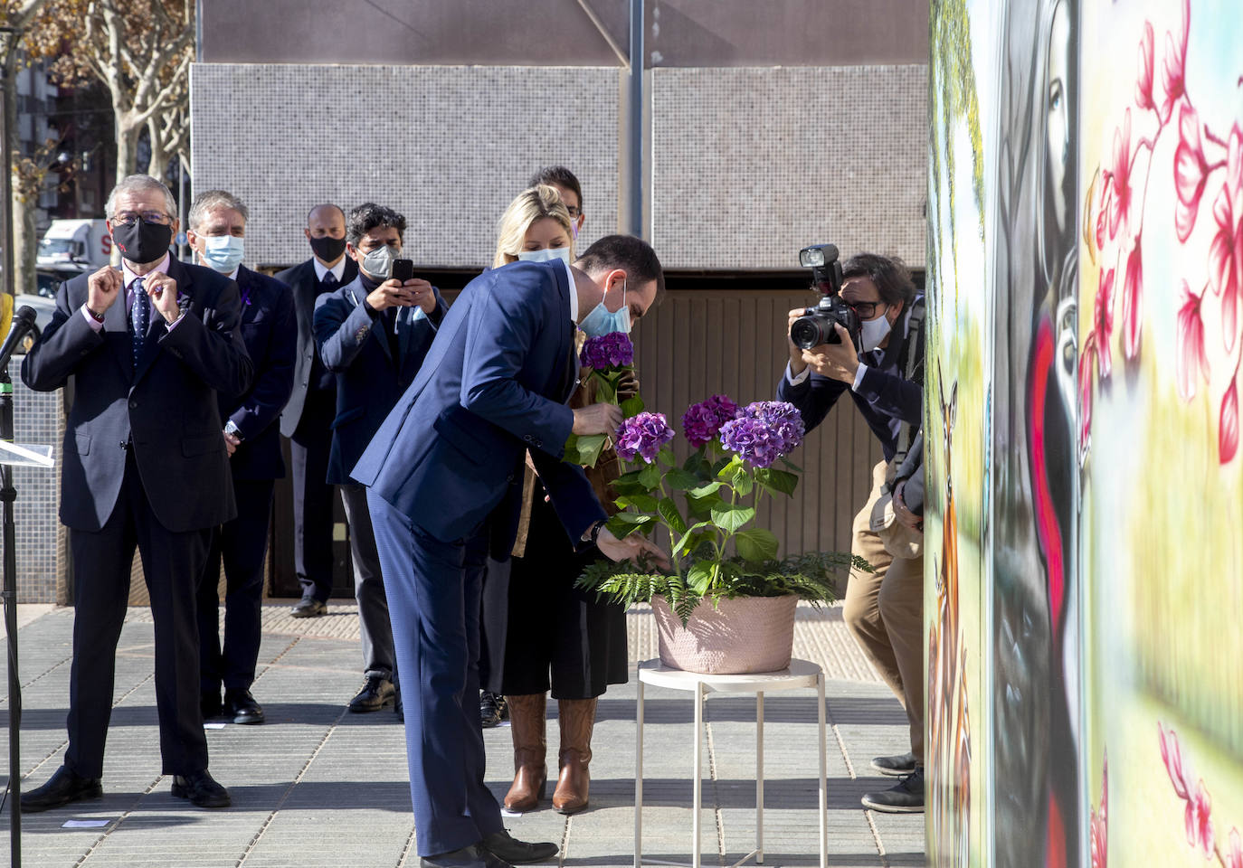 Fotos: Homenaje a las víctimas de violencia de género en la Asamblea Regional