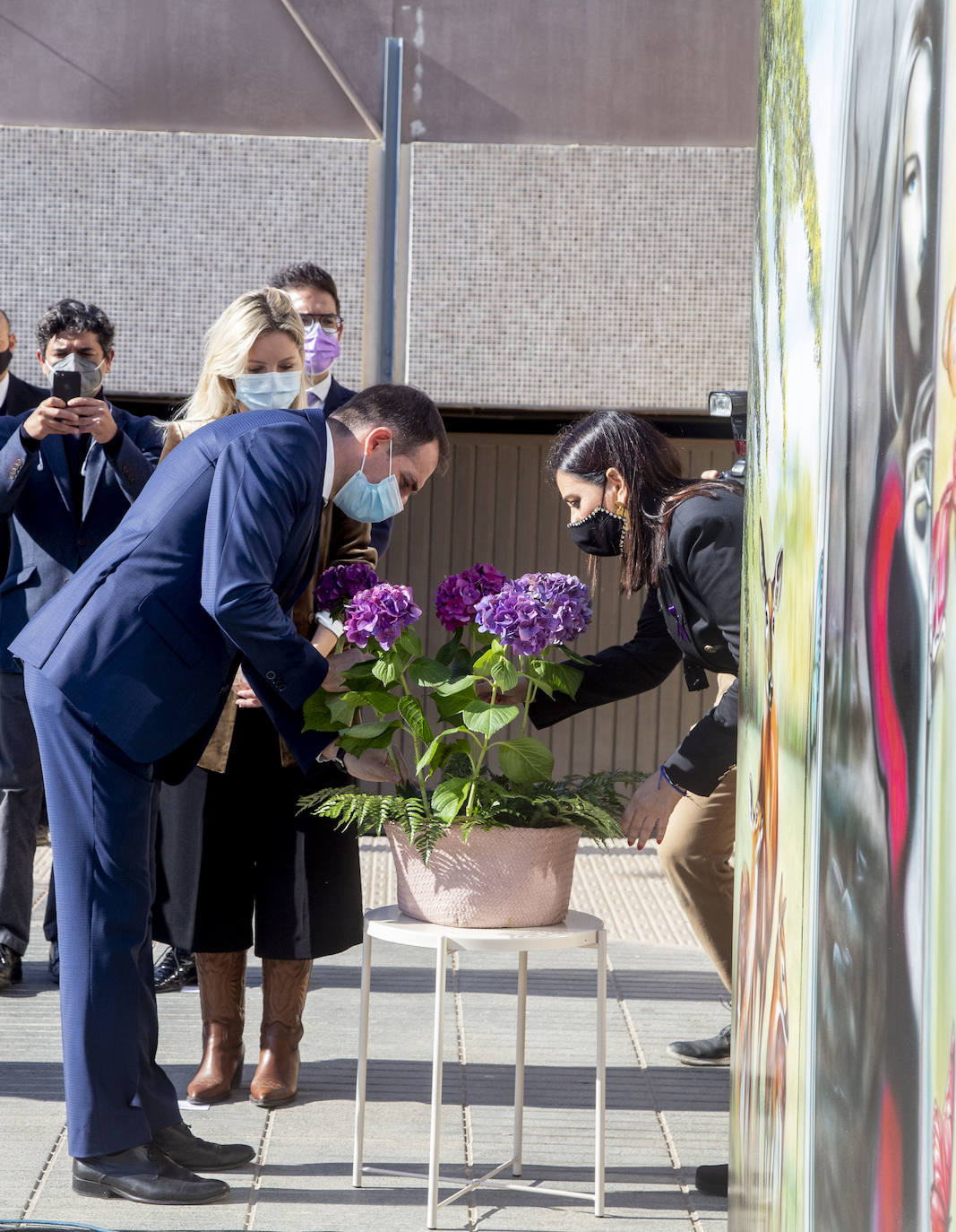 Fotos: Homenaje a las víctimas de violencia de género en la Asamblea Regional
