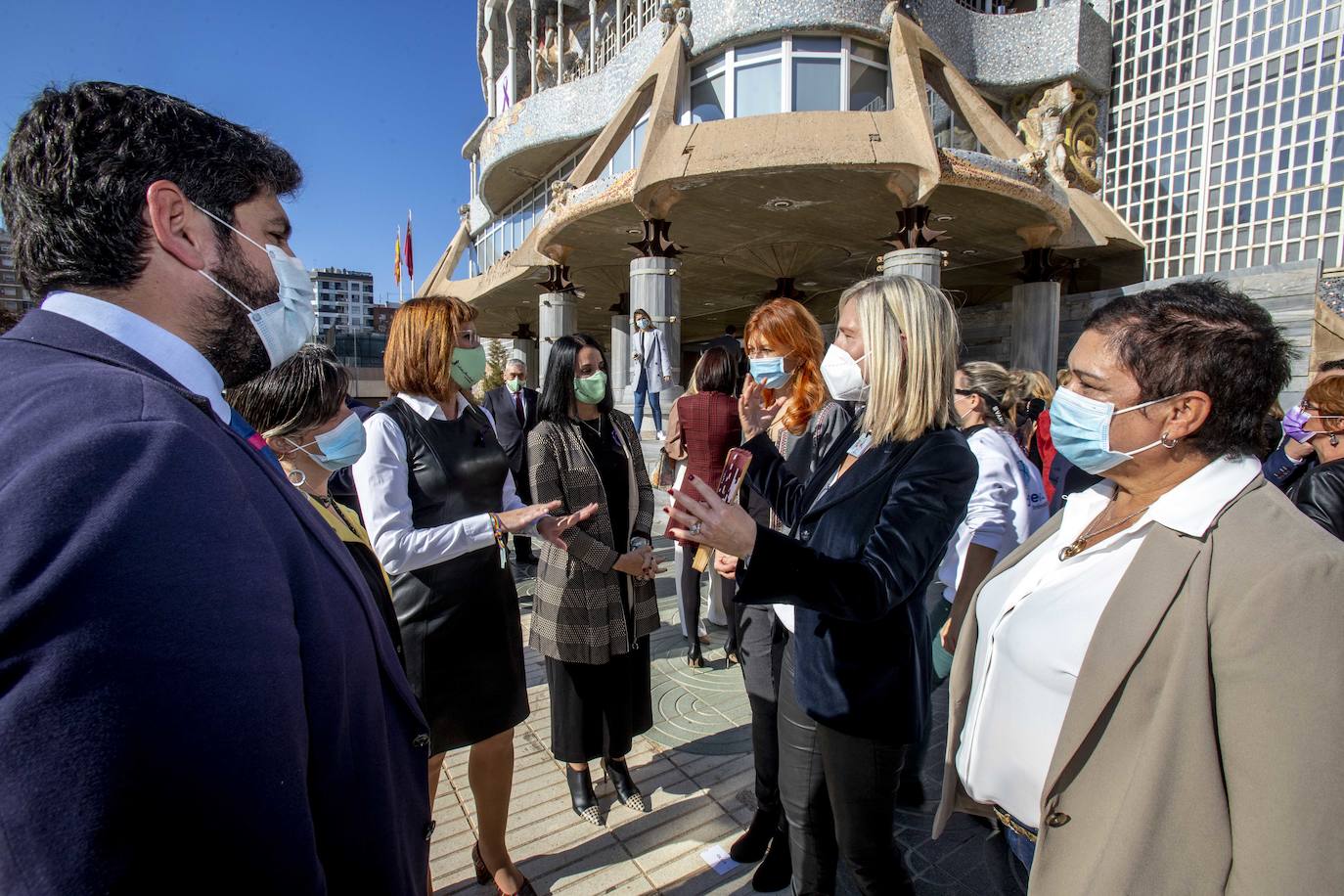 Fotos: Homenaje a las víctimas de violencia de género en la Asamblea Regional
