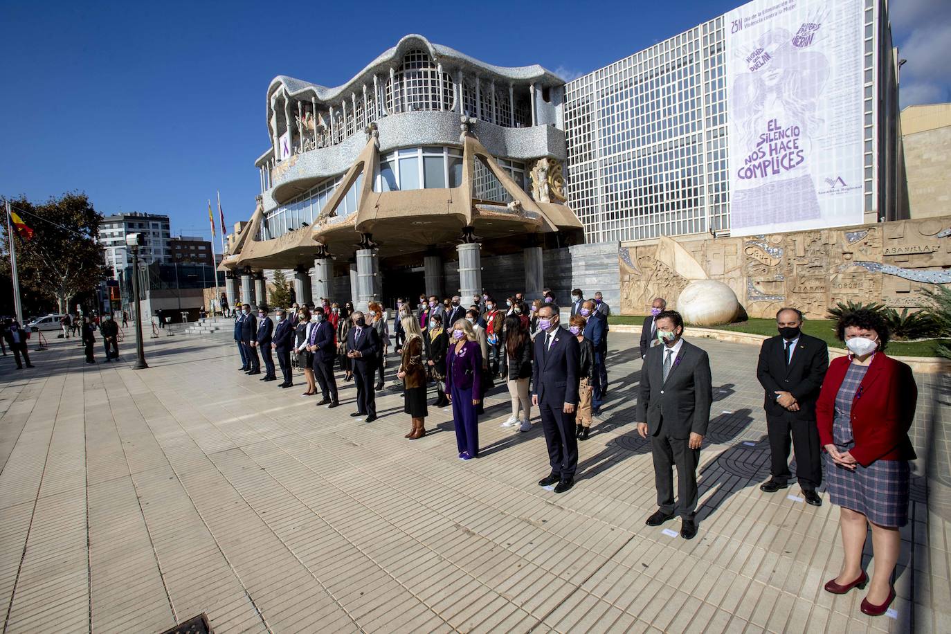 Fotos: Homenaje a las víctimas de violencia de género en la Asamblea Regional
