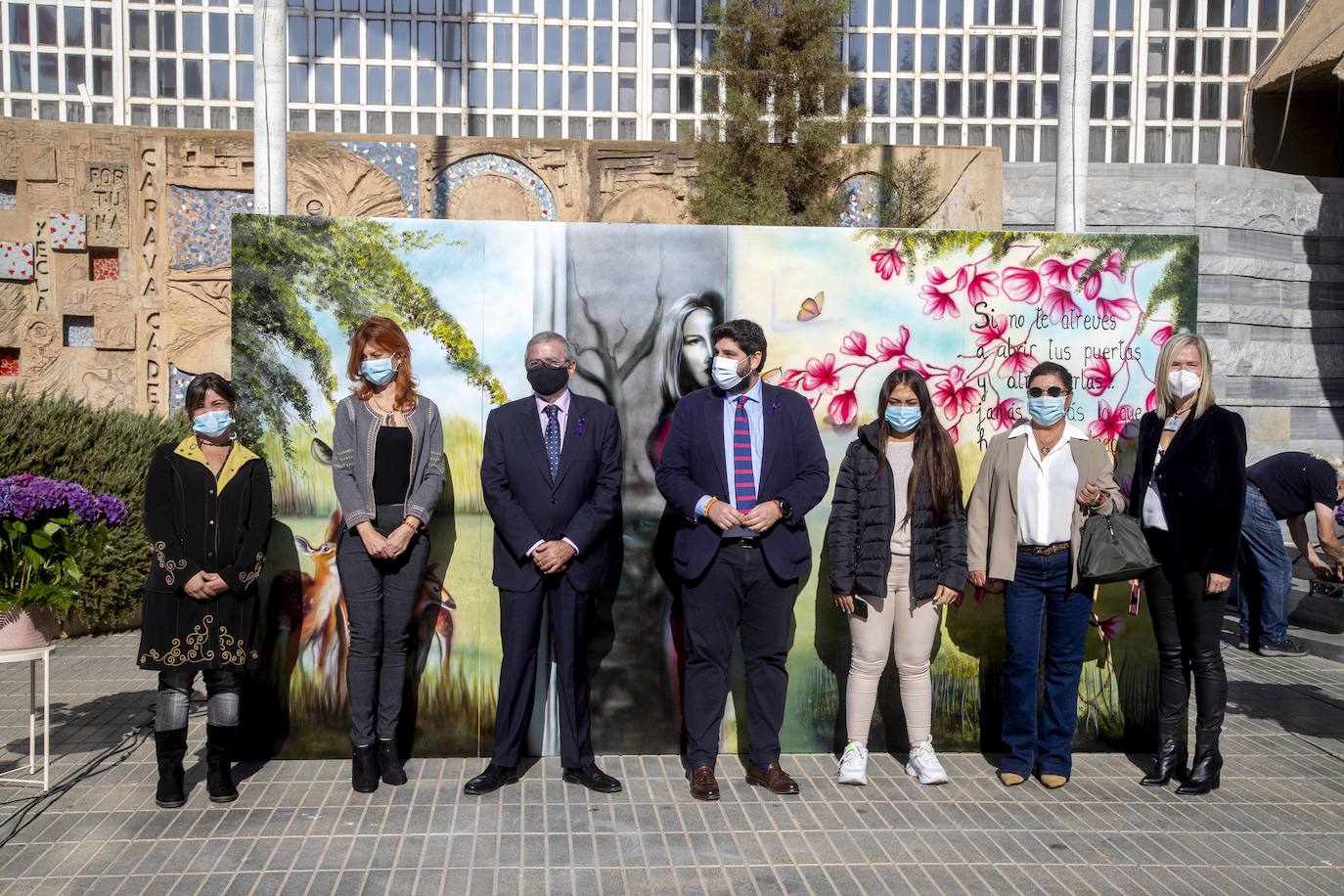 Fotos: Homenaje a las víctimas de violencia de género en la Asamblea Regional