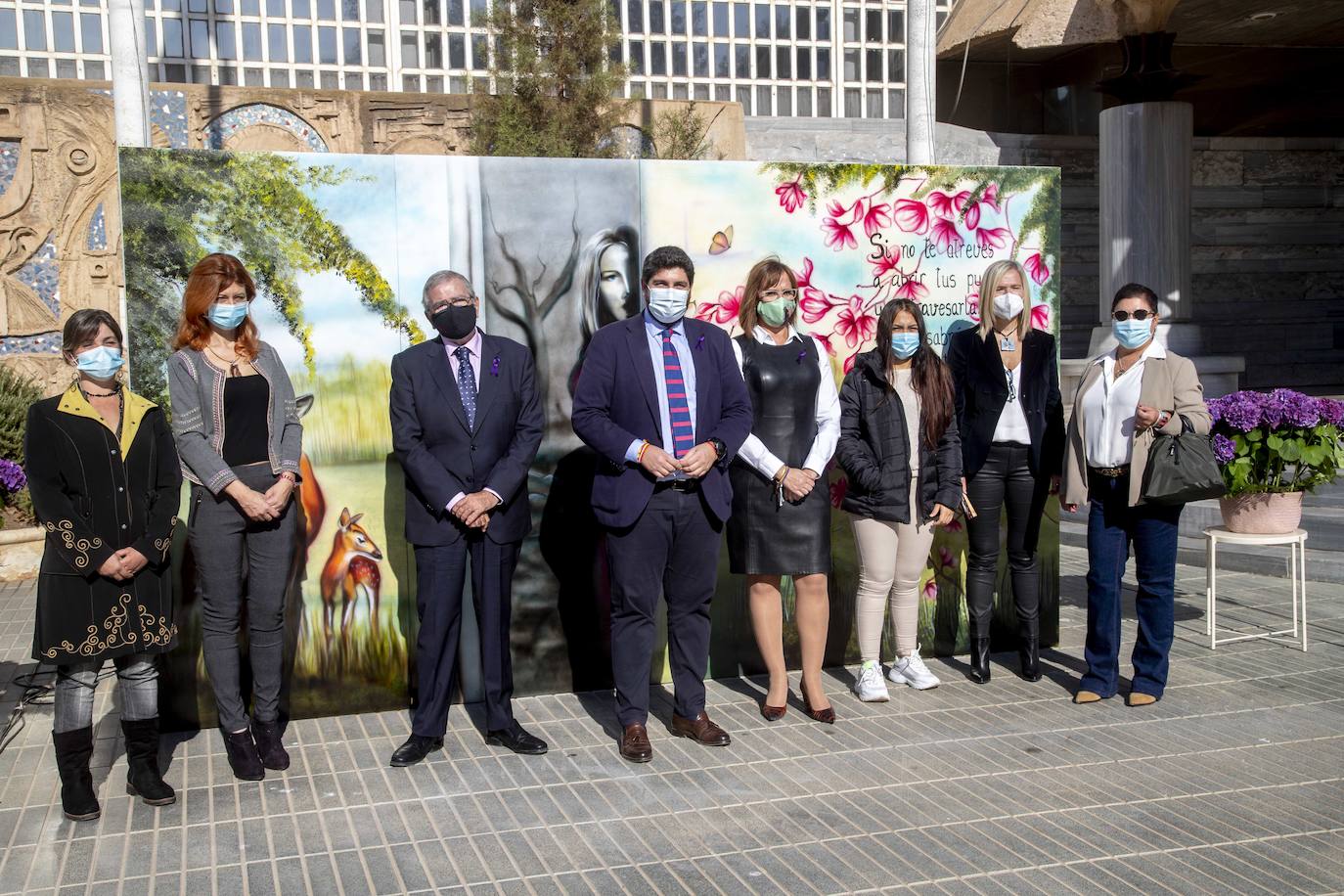 Fotos: Homenaje a las víctimas de violencia de género en la Asamblea Regional