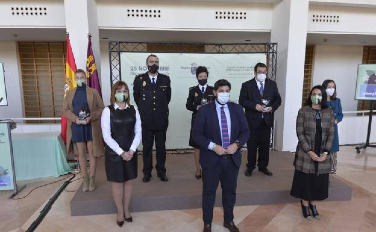 Acto de entrega de distinciones con motivo del Día Internacional para la Eliminación de la Violencia contra la Mujer en el Auditorio Víctor Villegas.