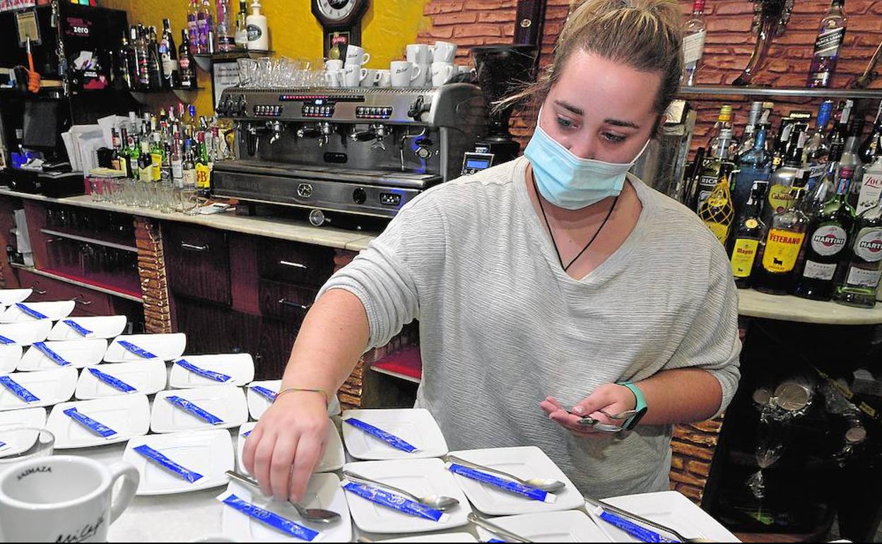 Isabel, camarera del café Bulevar de El Ranero (Murcia), ultima los detalles, este martes, para la reapertura del establecimiento. 