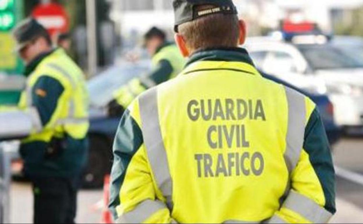 Un agente de la Guardia Civil de tráfico, durnate un control. 