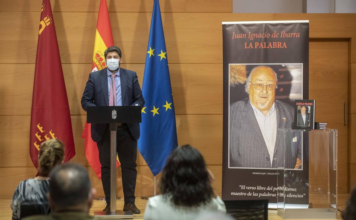 Fernando López Miras en la presentación del libro 'Juan Ignacio de Ibarra. La palabra'. 