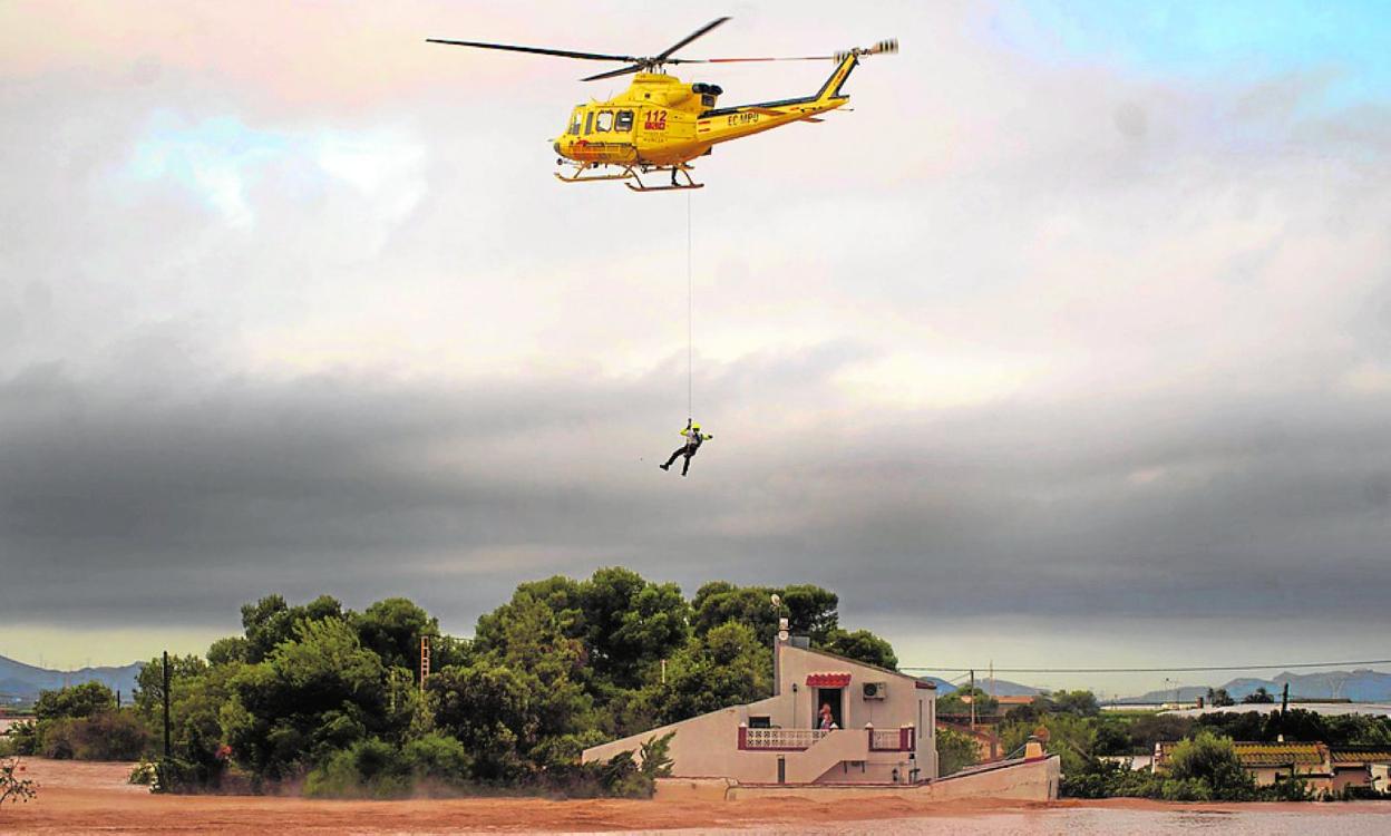 Rescate en helicóptero en Los Alcázares el 13 de septiembre de 2019. 