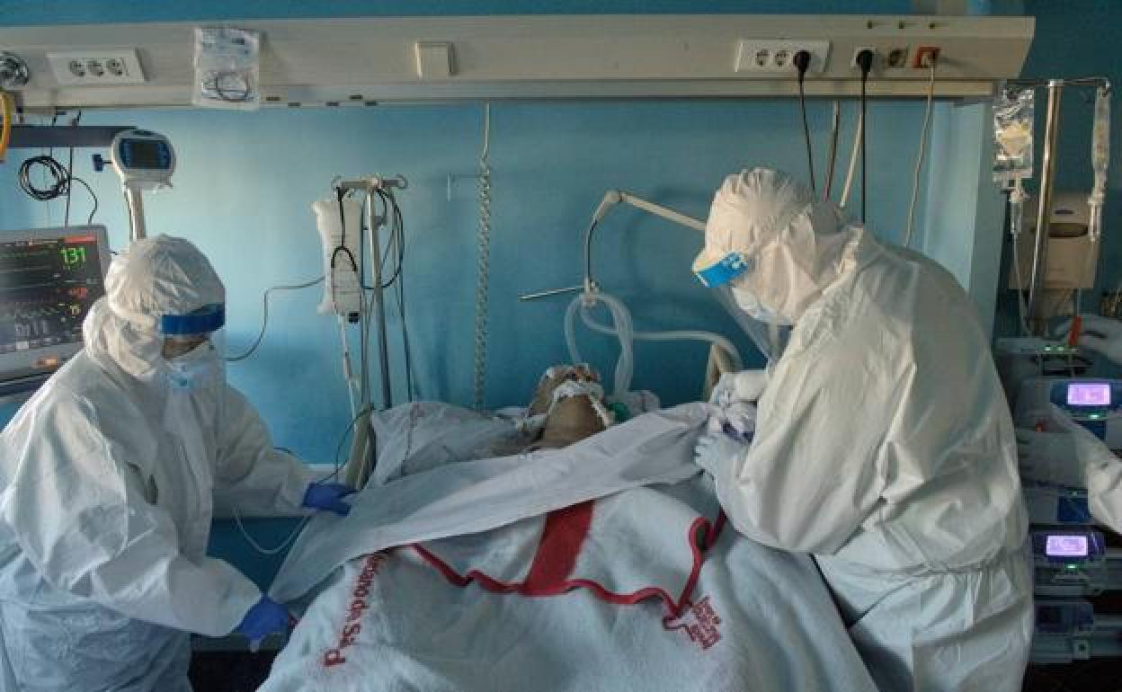 Dos sanitarios atienden a un paciente de Covid en la UCI del Morales Meseguer en una foto de archivo.