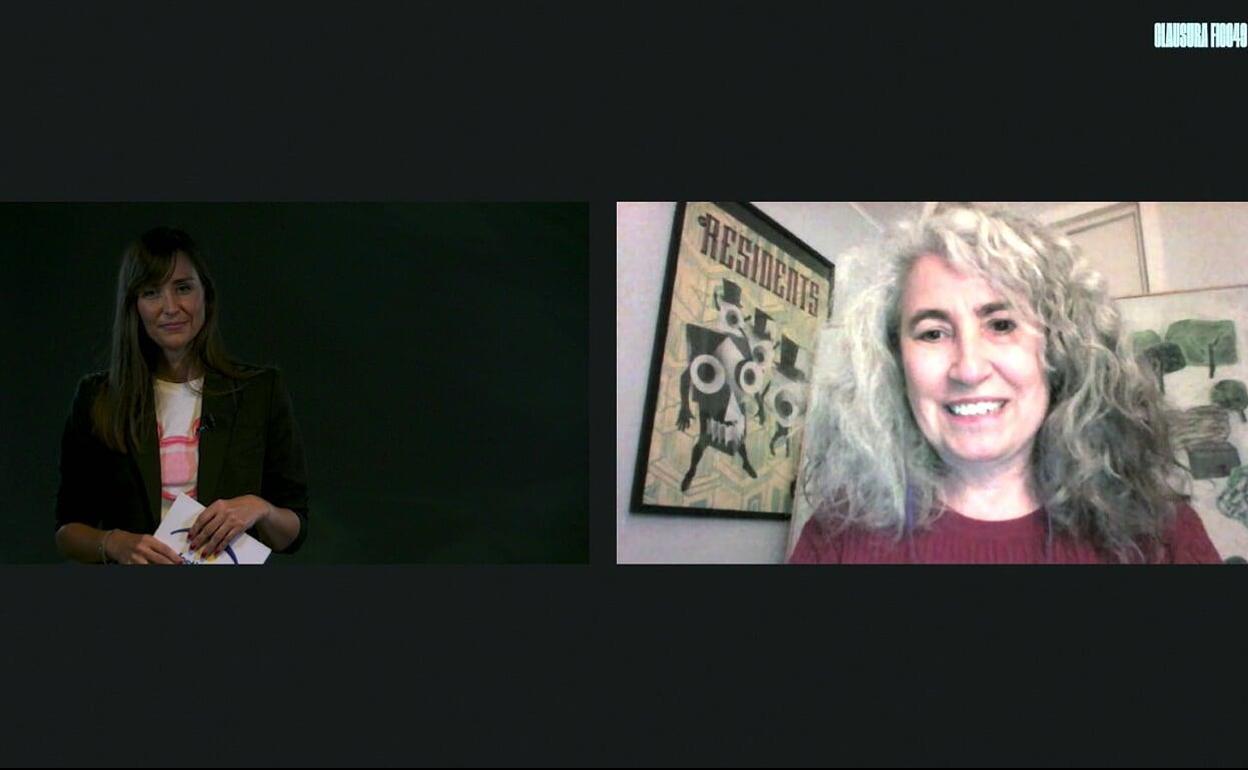 La directora del corto ganador en el momento en el que se le comunicó el premio por videoconferencia.