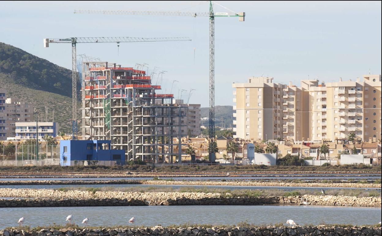 Edificio en construcción en Playa Paraíso (Cartagena).