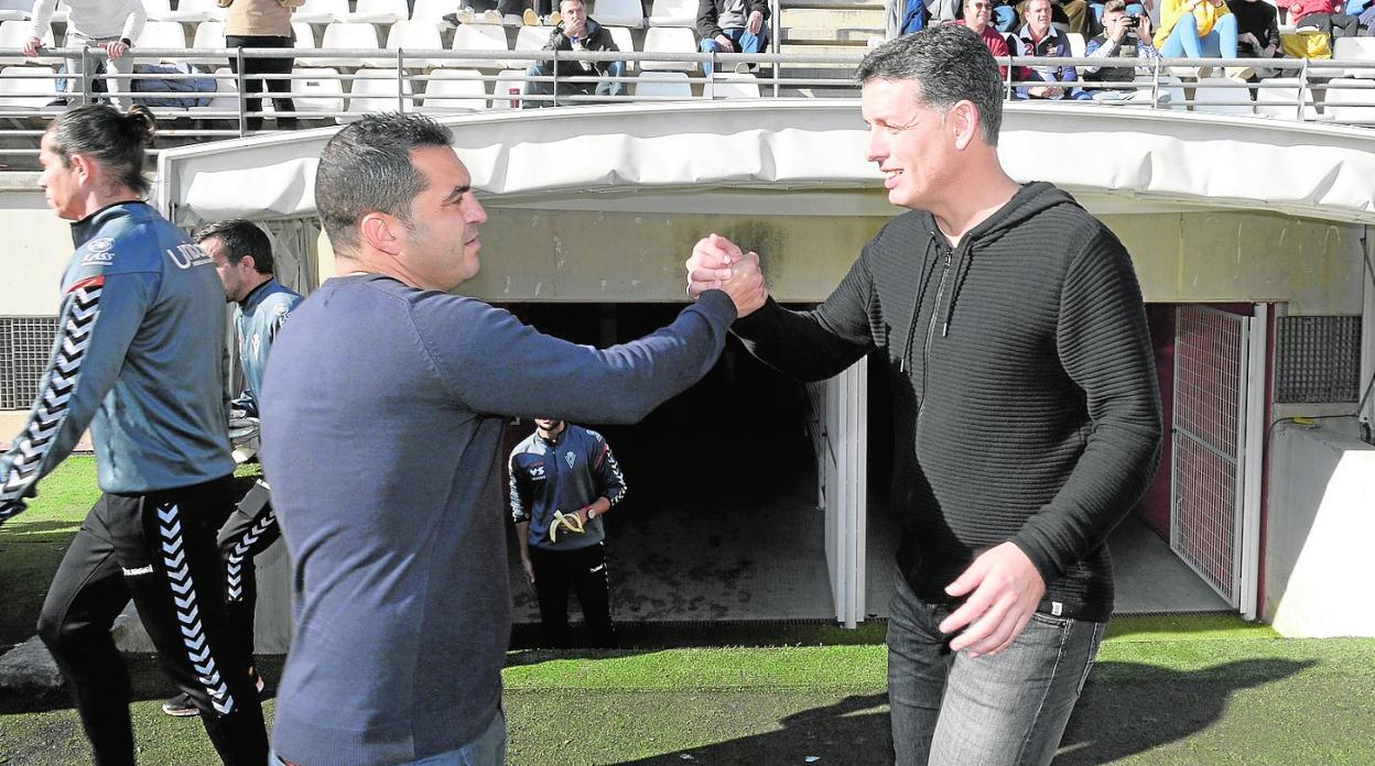 Adrián Hernández y Sandroni se saludan antes del derbi de la pasada temporada en el Enrique Roca. 