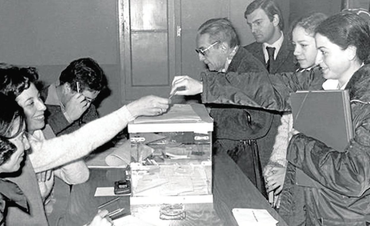 Voto. Una mujer deposita su voto en el referéndum de 1978 en un colegio electoral de Cartagena.