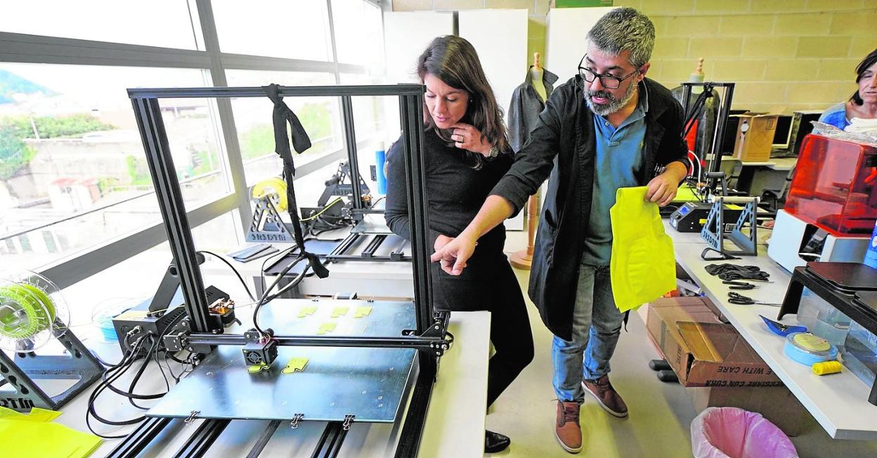 Aparato de impresión 3D que elabora elementos de productos textiles, en una imagen de archivo. 