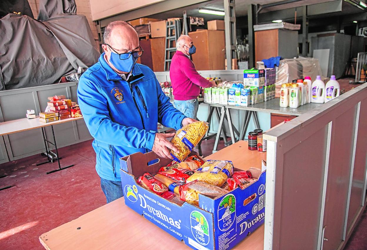 Voluntarios del Resucitado ordenan los alimentos recogidos. 
