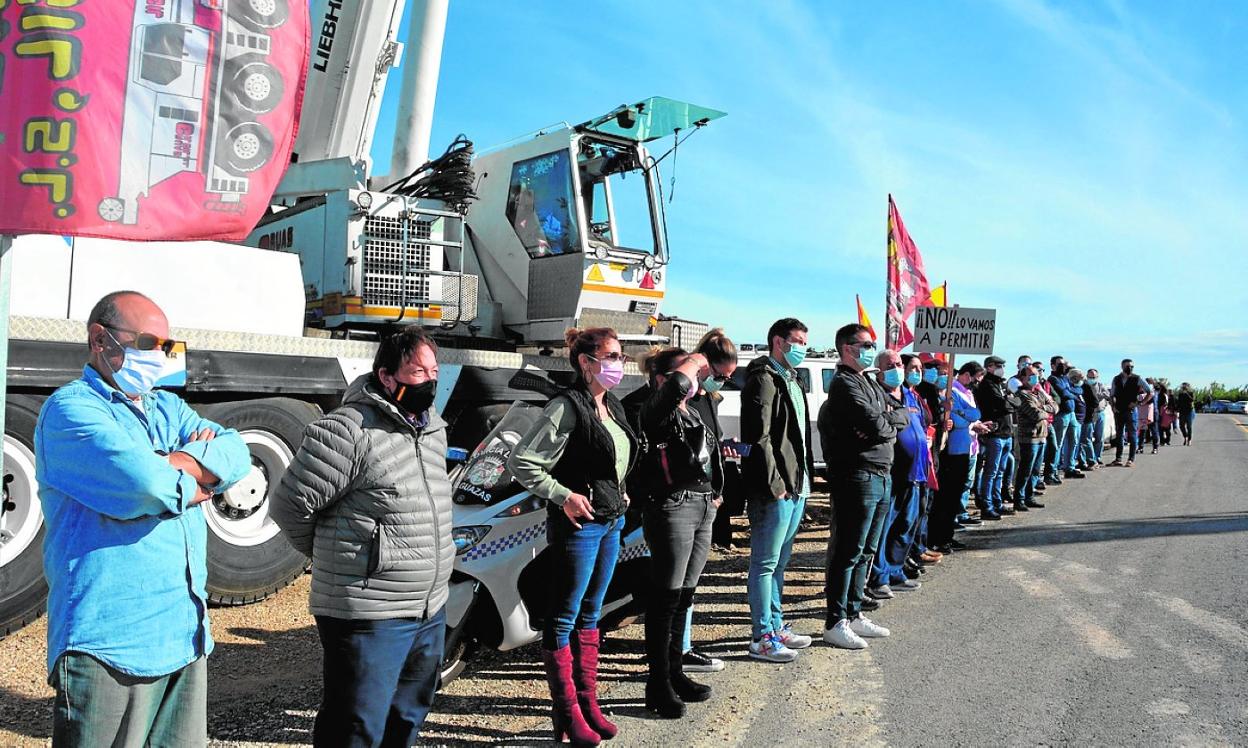 Concentración de protesta, ayer, con más de 300 vehículos para pedir que se vuelva al antiguo proyecto. 