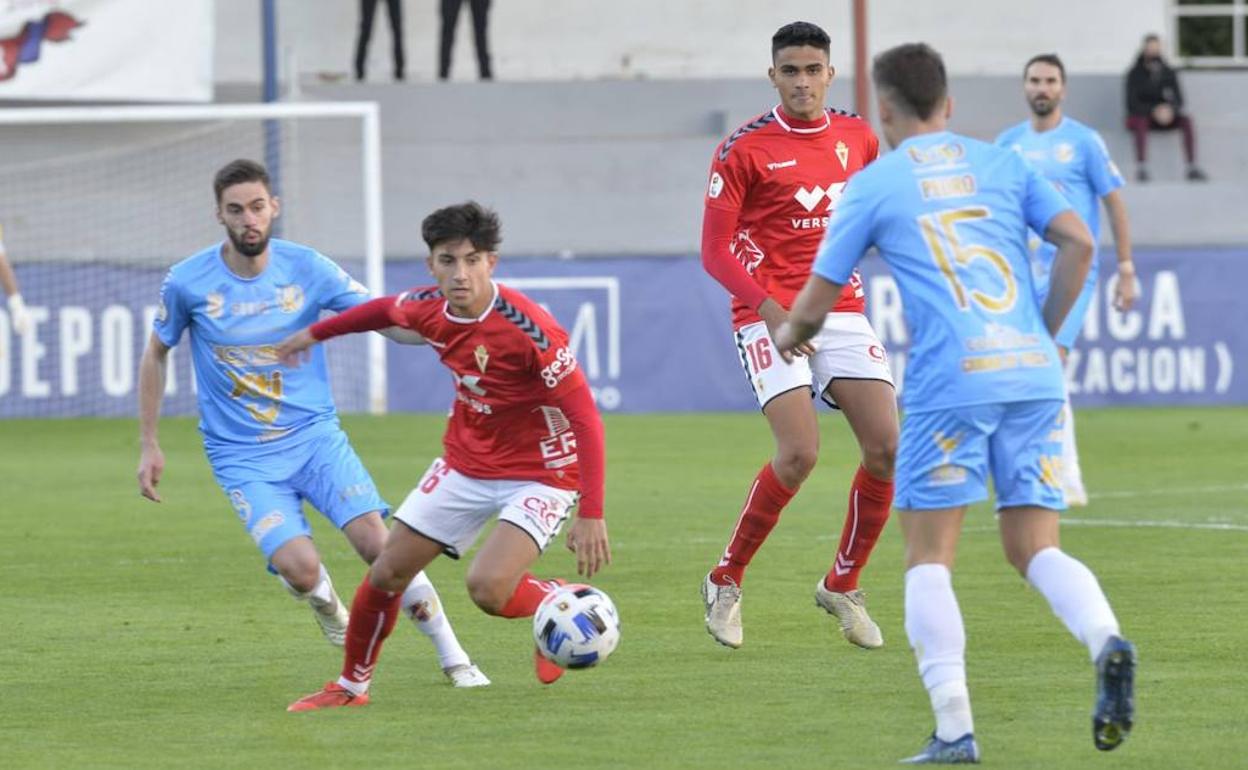 Domi Pujante, jugador del Real Murcia, conduce el esférico durante el encuentro ante el Yeclano.