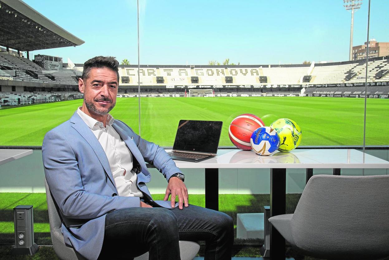 Mariano Belmonte posando en la zona del FCC Business, en el fondo sur bajo del estadio Cartagonova, hace unos días. 