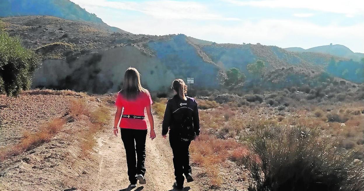 Dos excursionistas caminan por un paraje natural de Molina de Segura. 