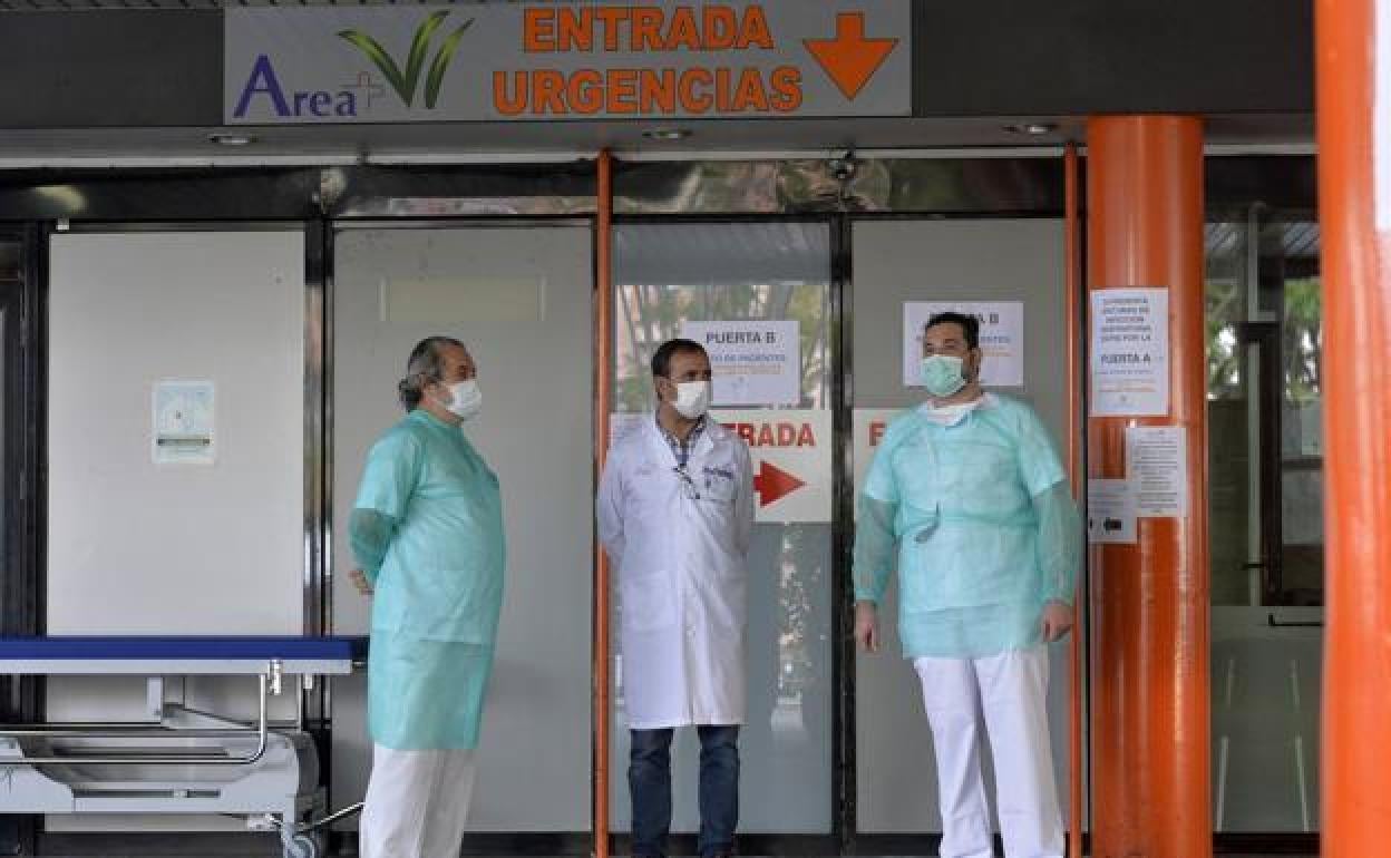 Sanitarios en la puerta de Urgencias del hospital Morales Meseguer en una foto de archivo.