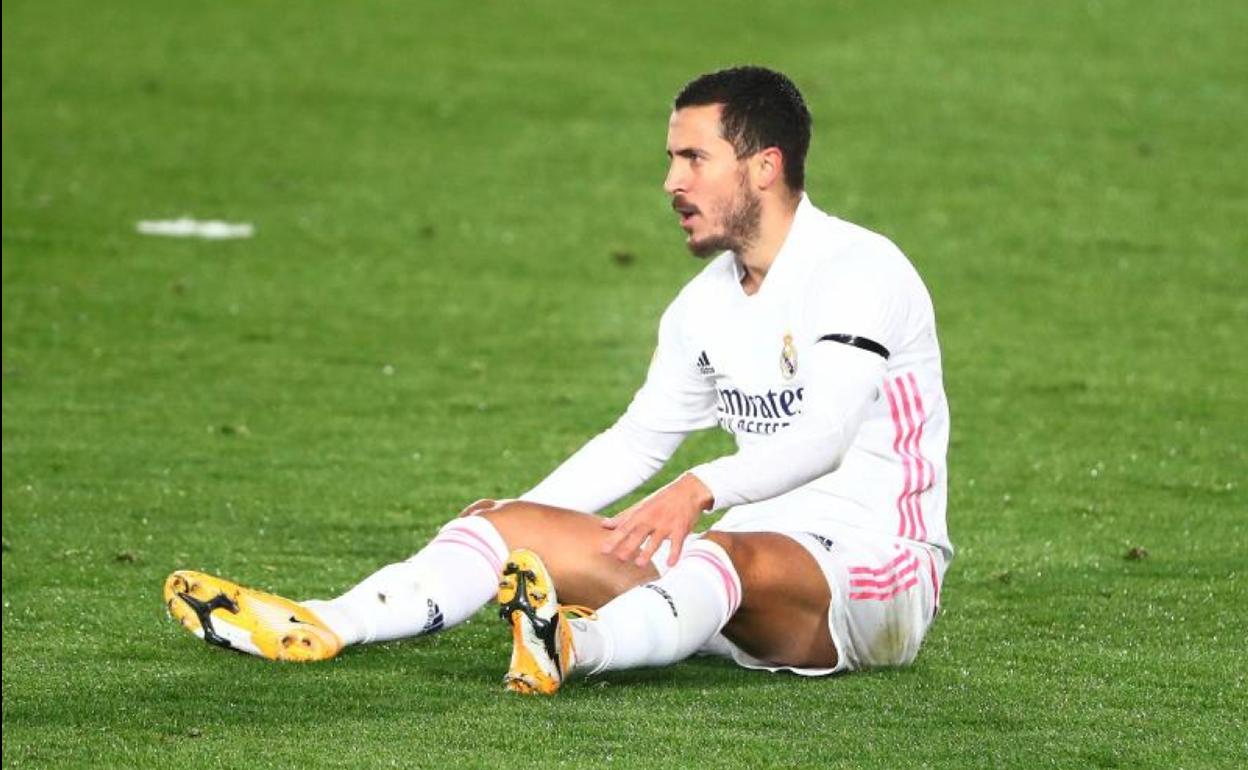 Hazard, tras caer lesionado ante el Alavés. 