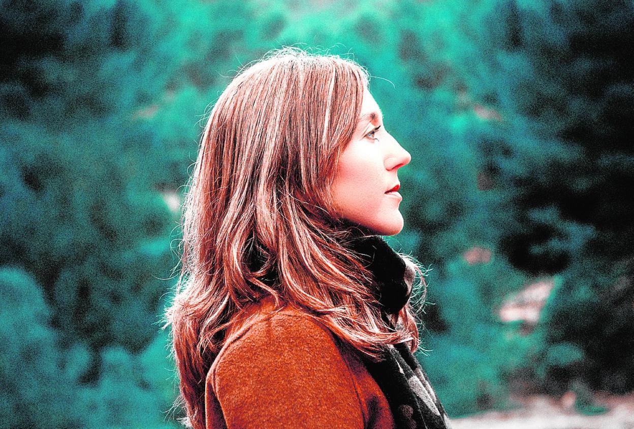 Amparo Gee. Abajo, portada del disco. 