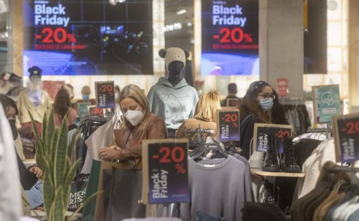 Clientas en una tienda de ropa durante el 'Black Friday'.