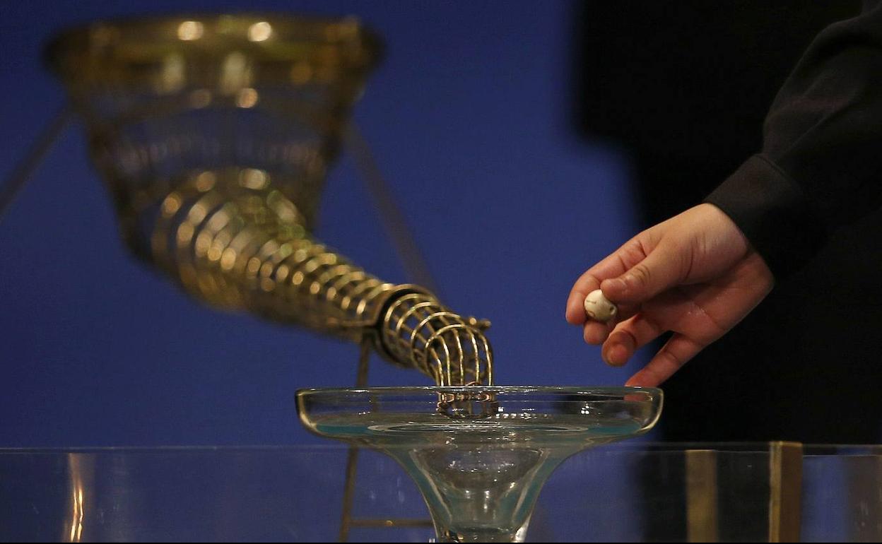 Un niño de San Ildefonso extrae una bola del Sorteo de Navidad en una imagen de archivo.