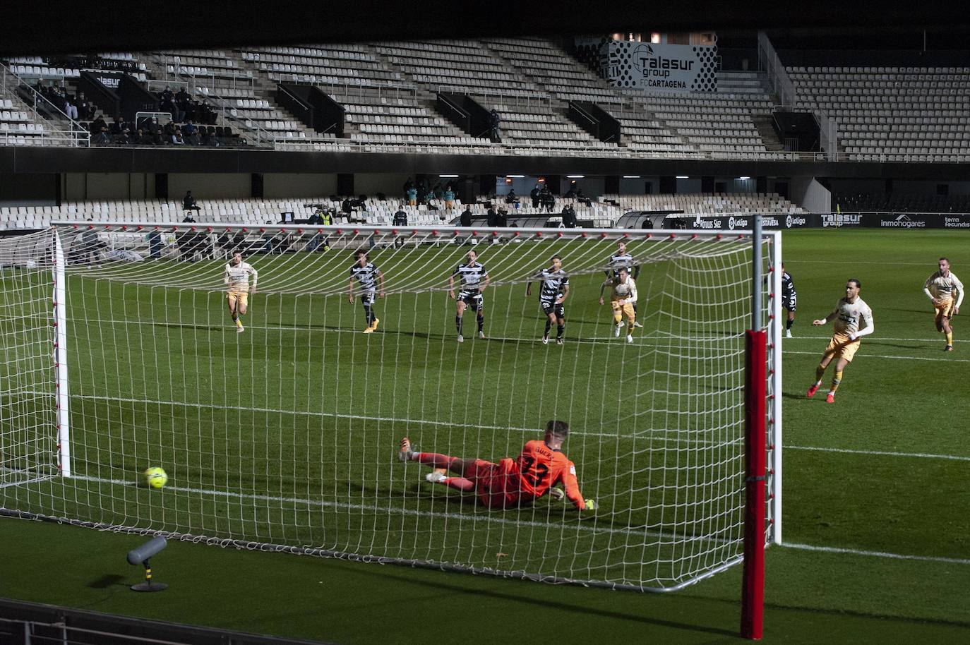 Fotos: El Cartagena tira el trabajo por la borda