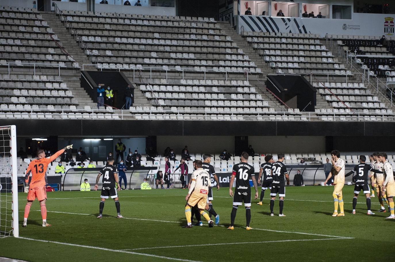 Fotos: El Cartagena tira el trabajo por la borda
