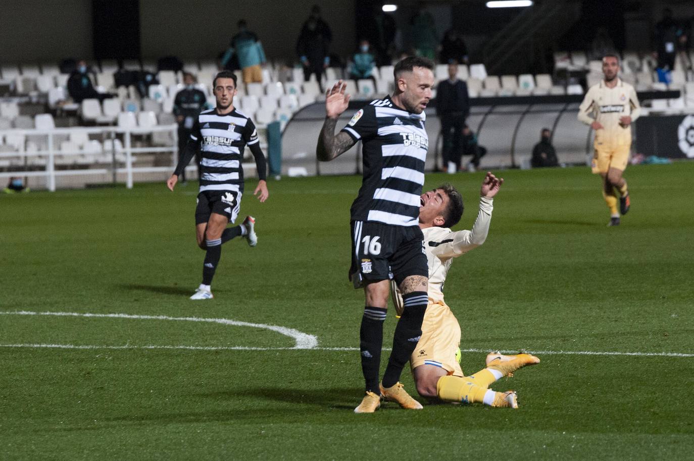 Fotos: El Cartagena tira el trabajo por la borda