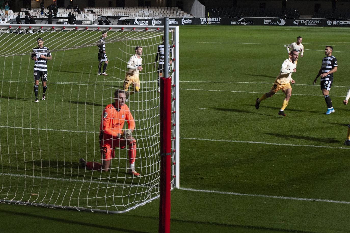 Fotos: El Cartagena tira el trabajo por la borda