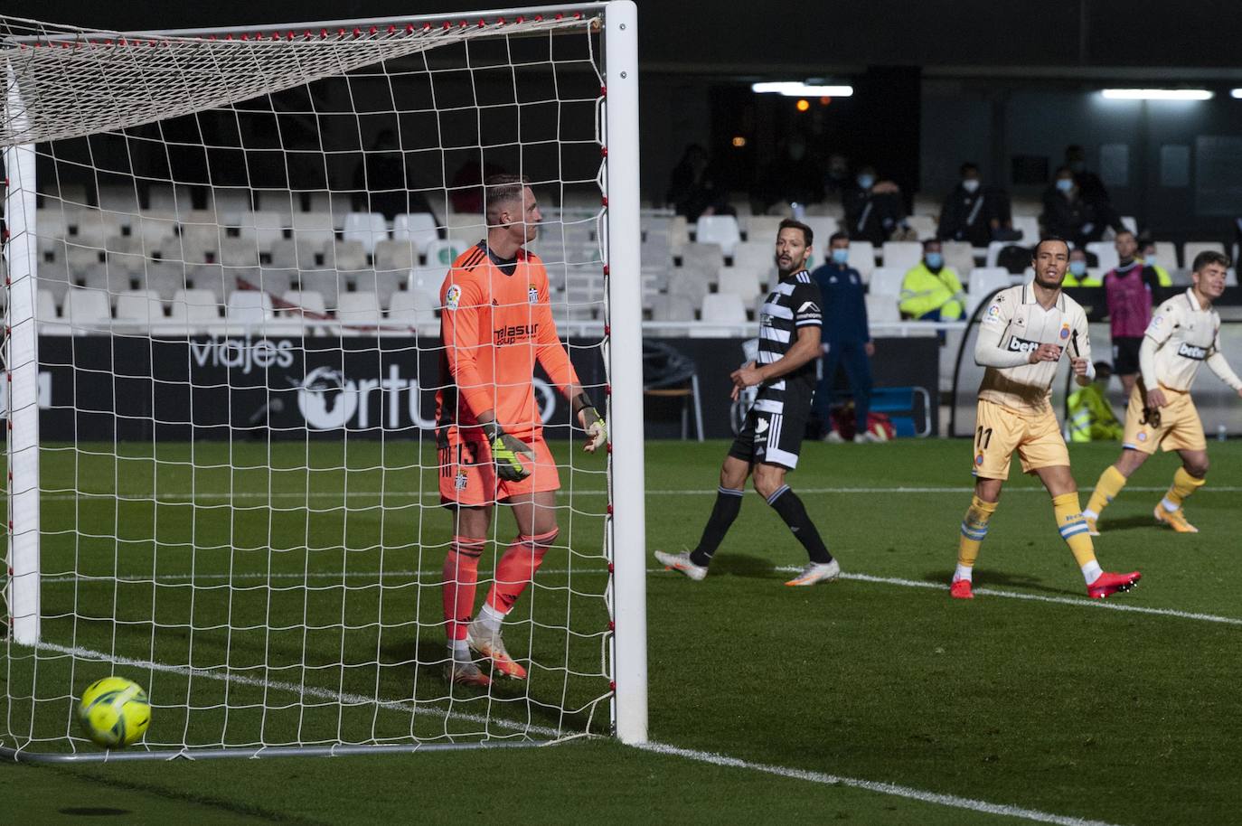Fotos: El Cartagena tira el trabajo por la borda