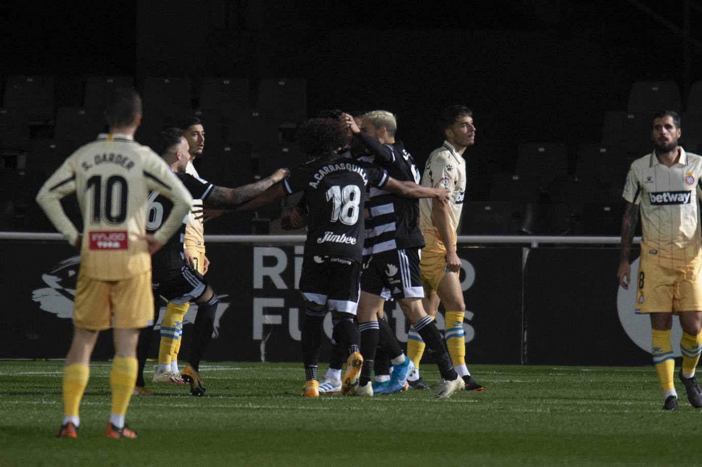 Fotos: El Cartagena tira el trabajo por la borda