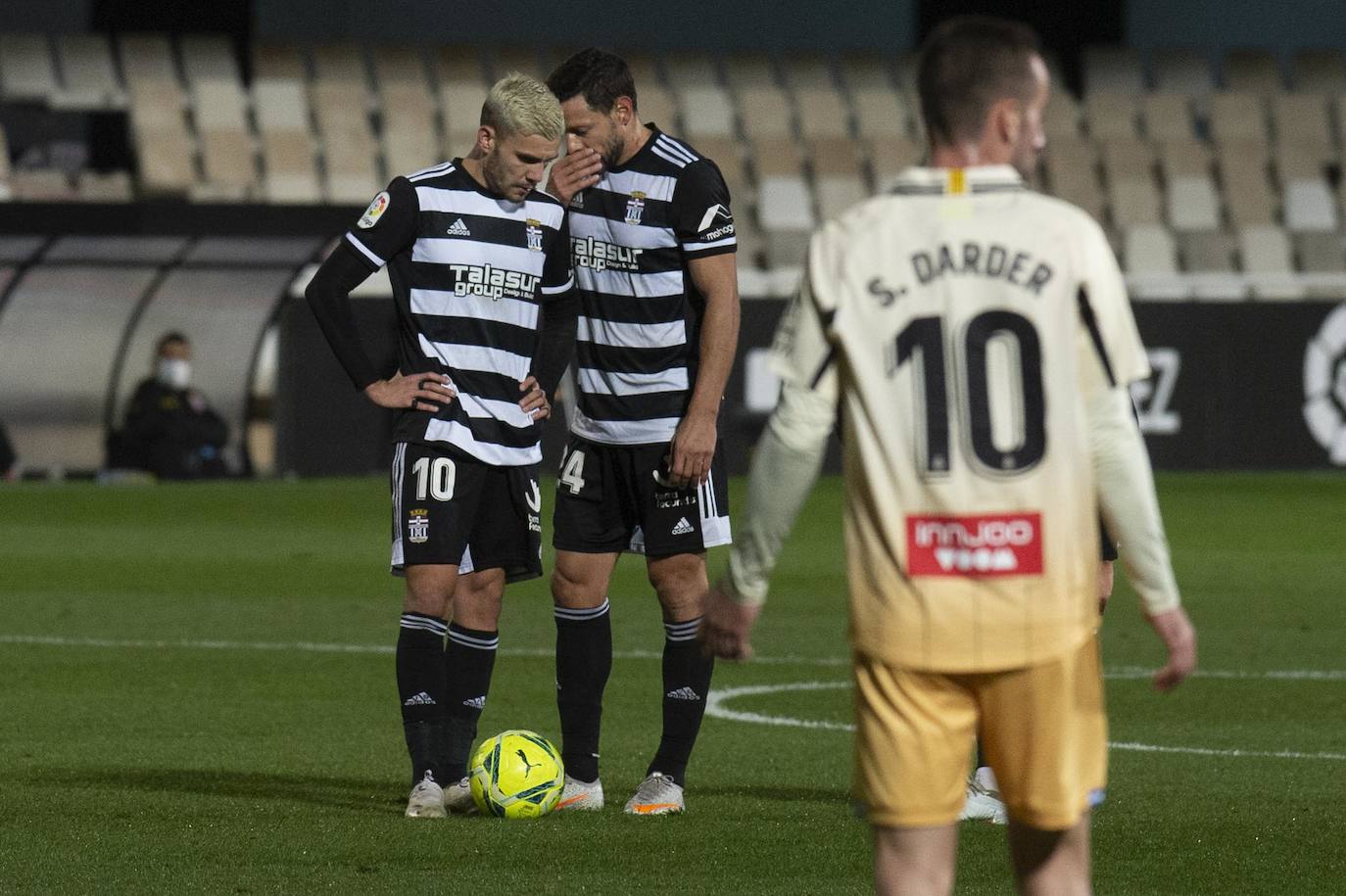 Fotos: El Cartagena tira el trabajo por la borda