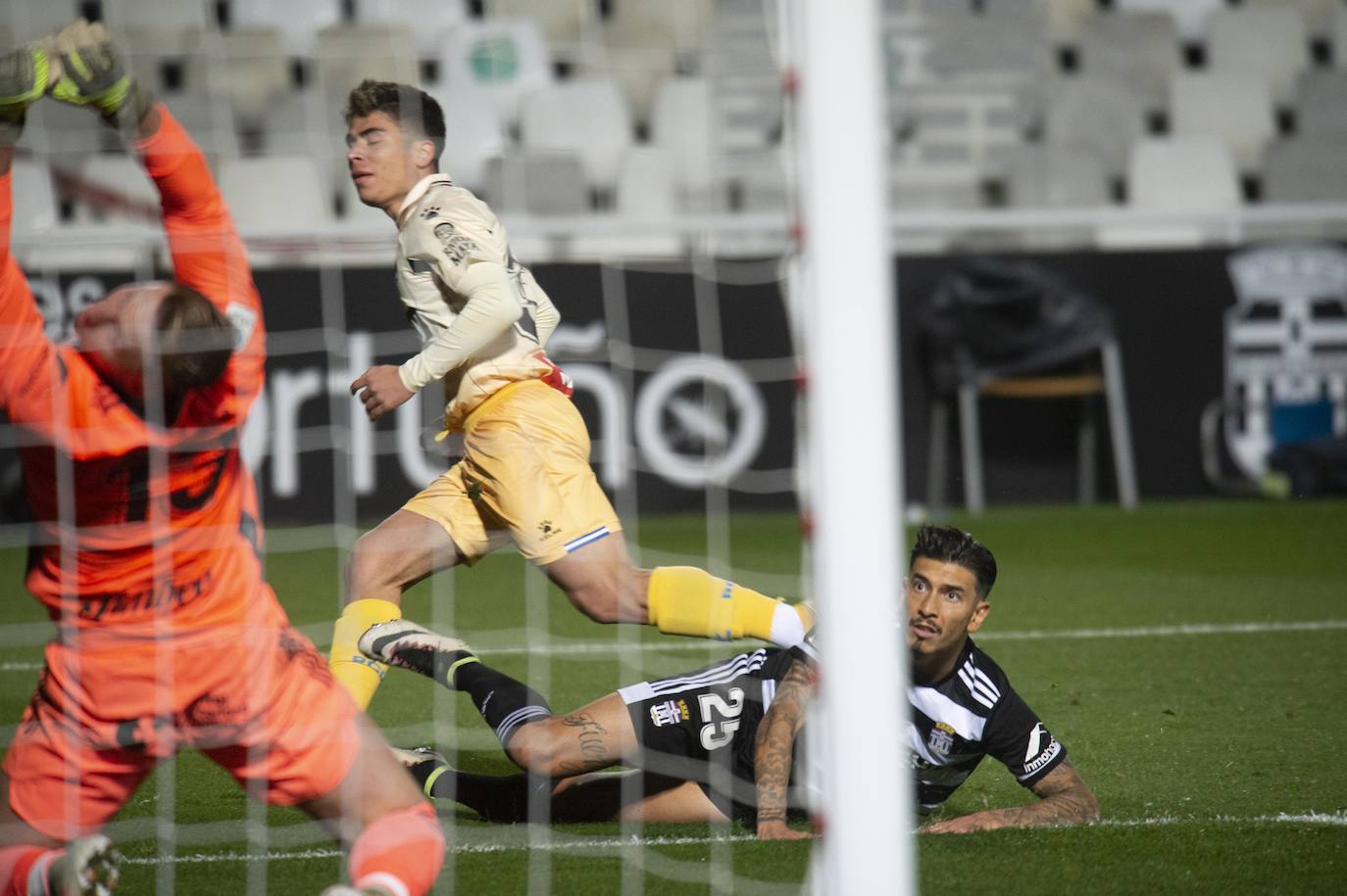 Fotos: El Cartagena tira el trabajo por la borda