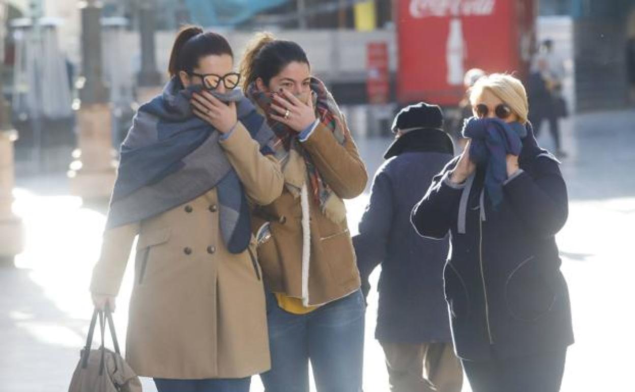 Tres mujeres se protegen del frío en Cartagena, en una fotografía de archivo. 