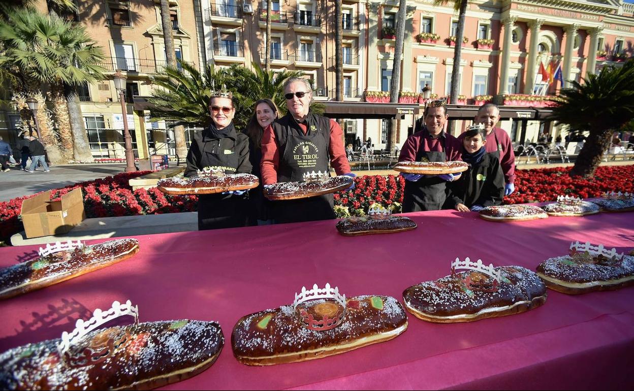 Imagen de archivo del reparto de roscón en la Glorieta de Murcia el pasado mes de enero. 