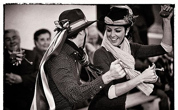 Una pareja baila en El Algarrobillo (Águilas).