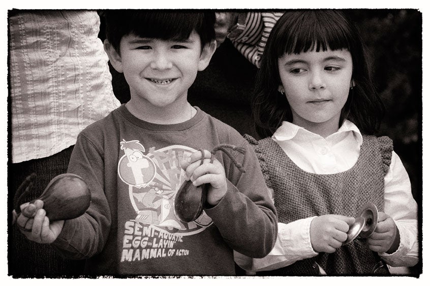 Dos niños se divierten en Casas Nuevas (Mula).