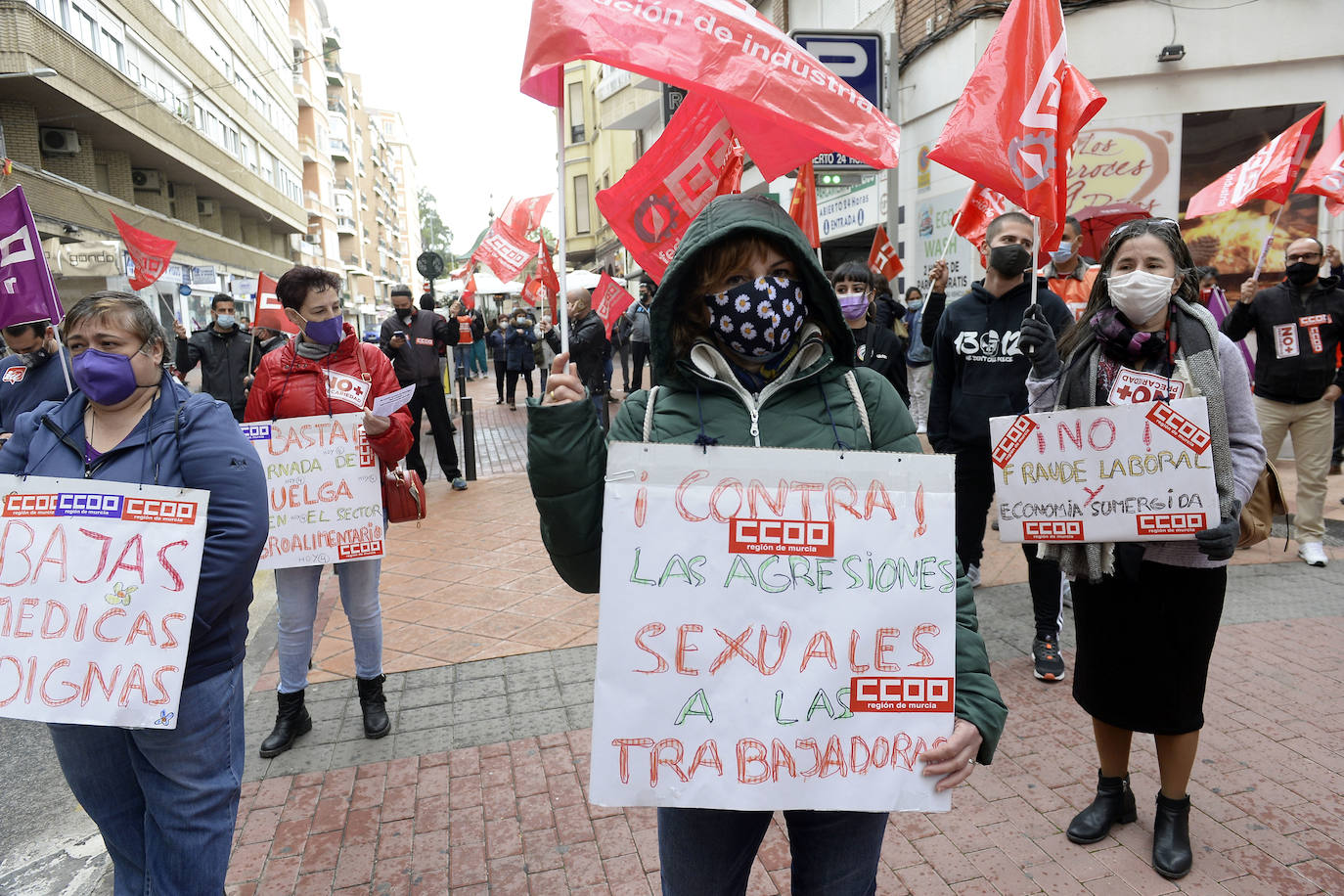 Fotos: Concentración de trabajadores del campo en la sede de la Croem en Murcia
