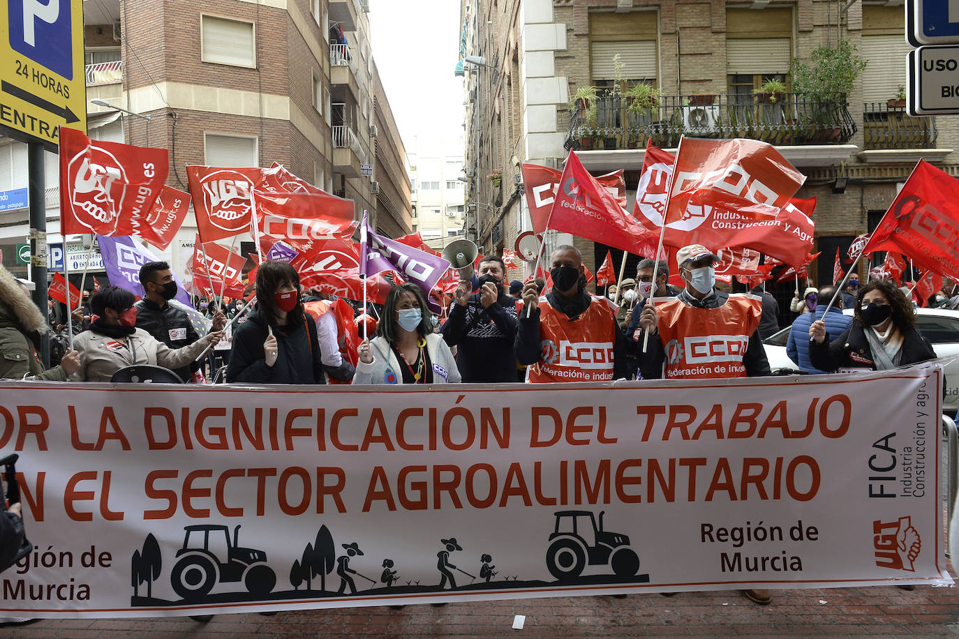 Fotos: Concentración de trabajadores del campo en la sede de la Croem en Murcia